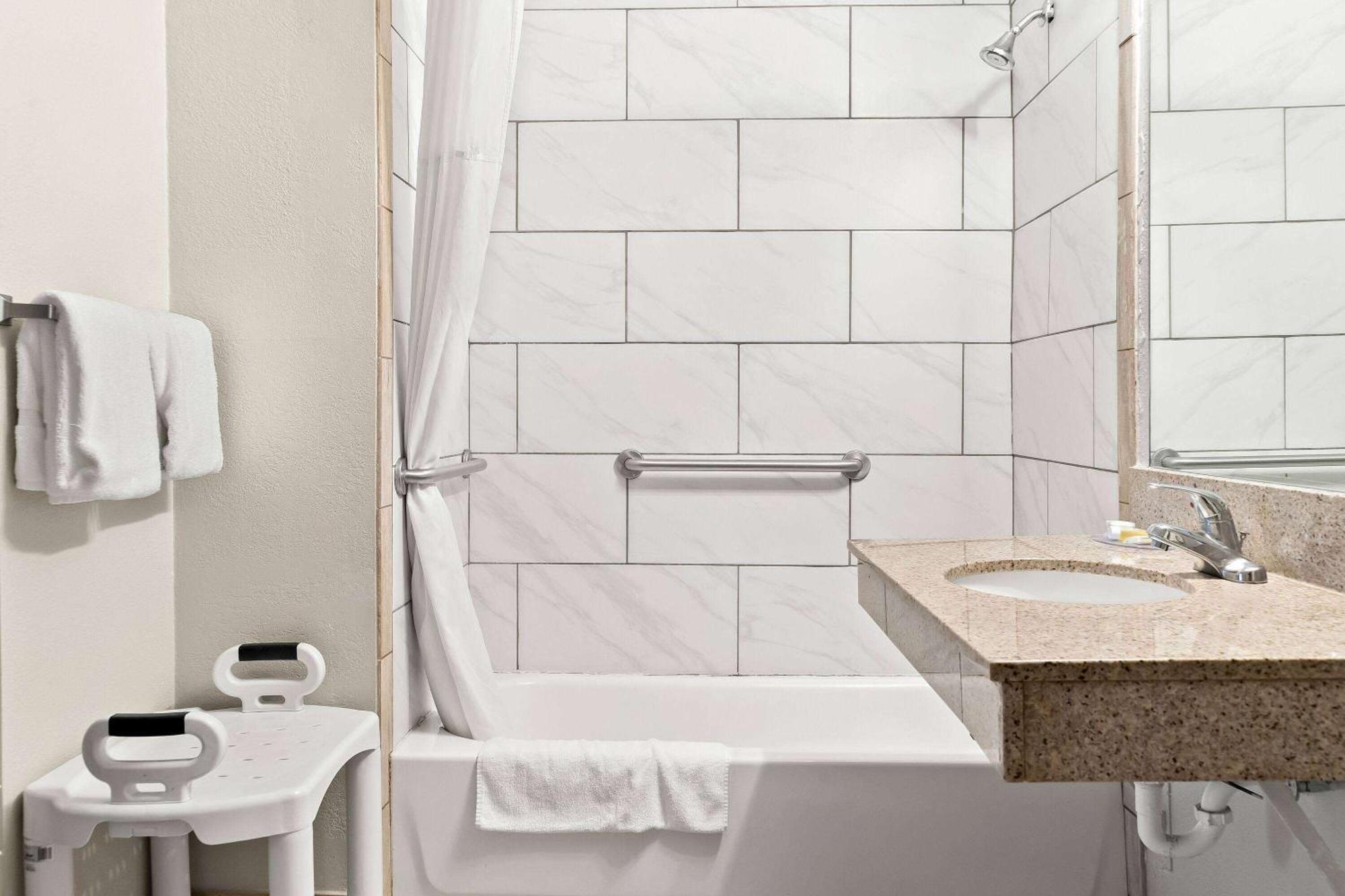 Days Inn & Suites By Wyndham Warren Luaran gambar