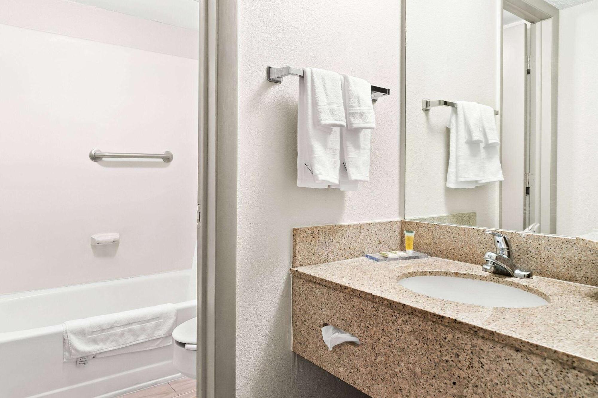 Days Inn & Suites By Wyndham Warren Luaran gambar