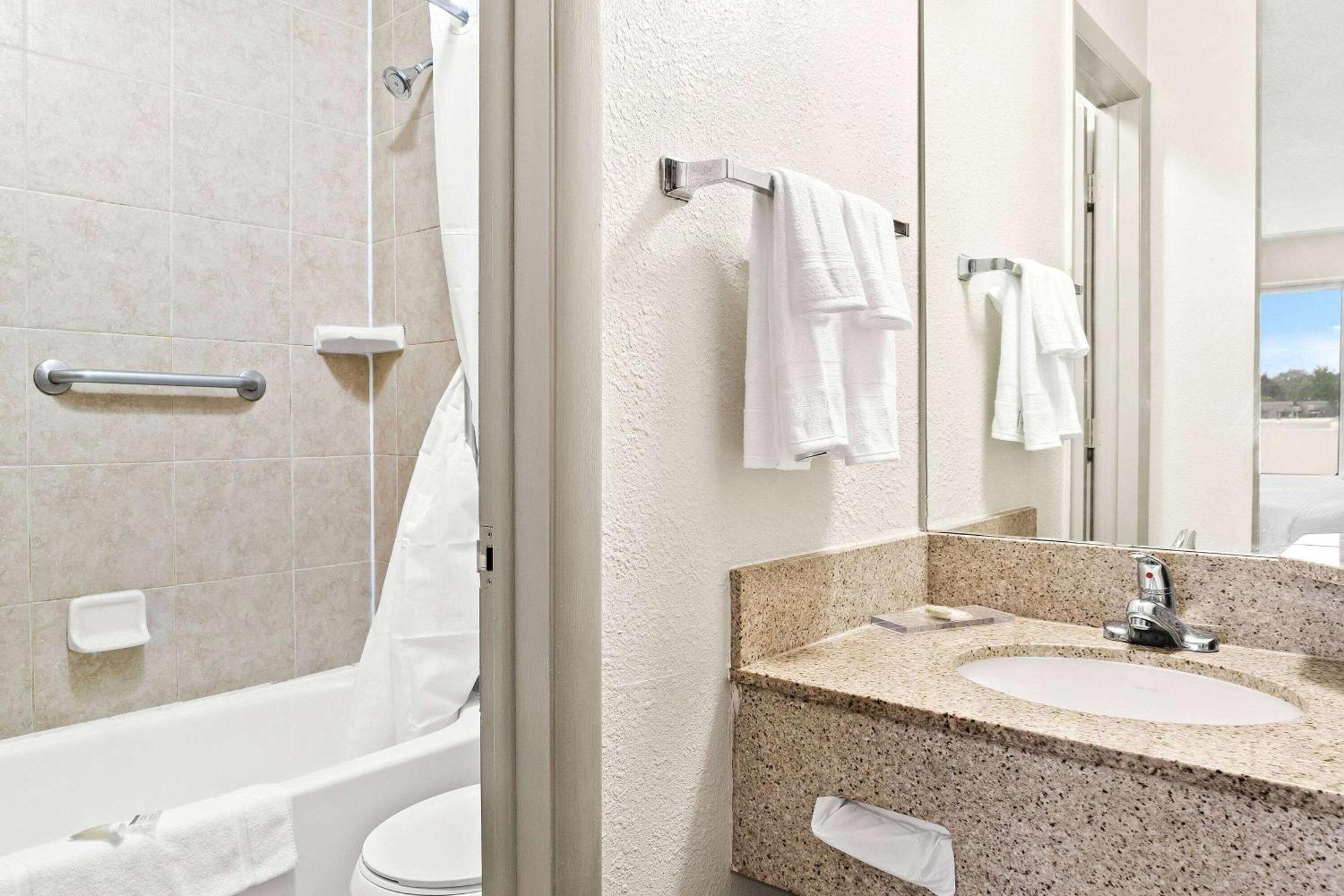 Days Inn & Suites By Wyndham Warren Luaran gambar