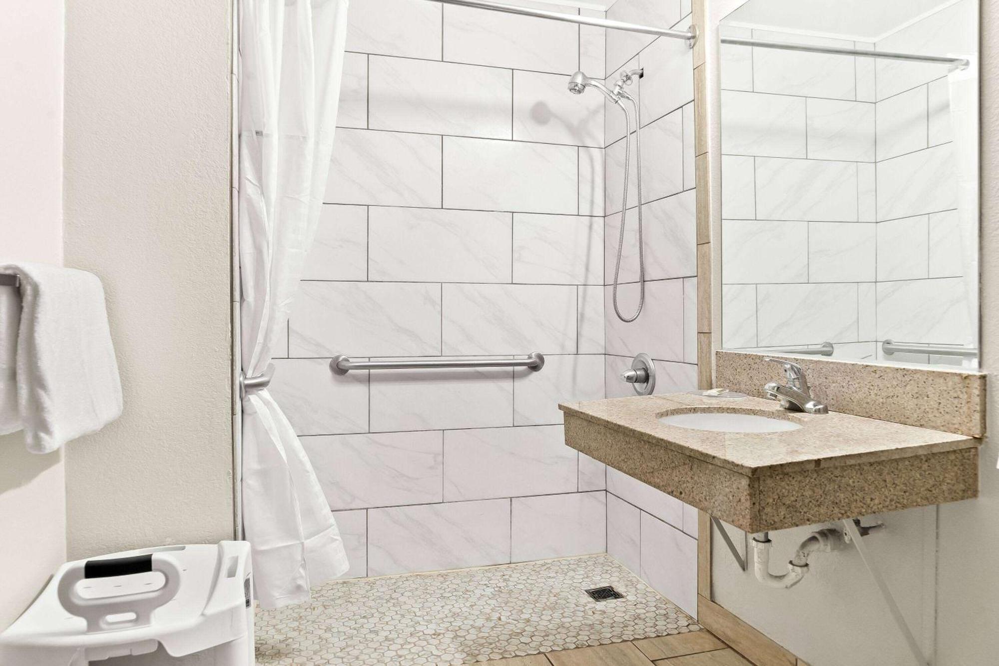 Days Inn & Suites By Wyndham Warren Luaran gambar