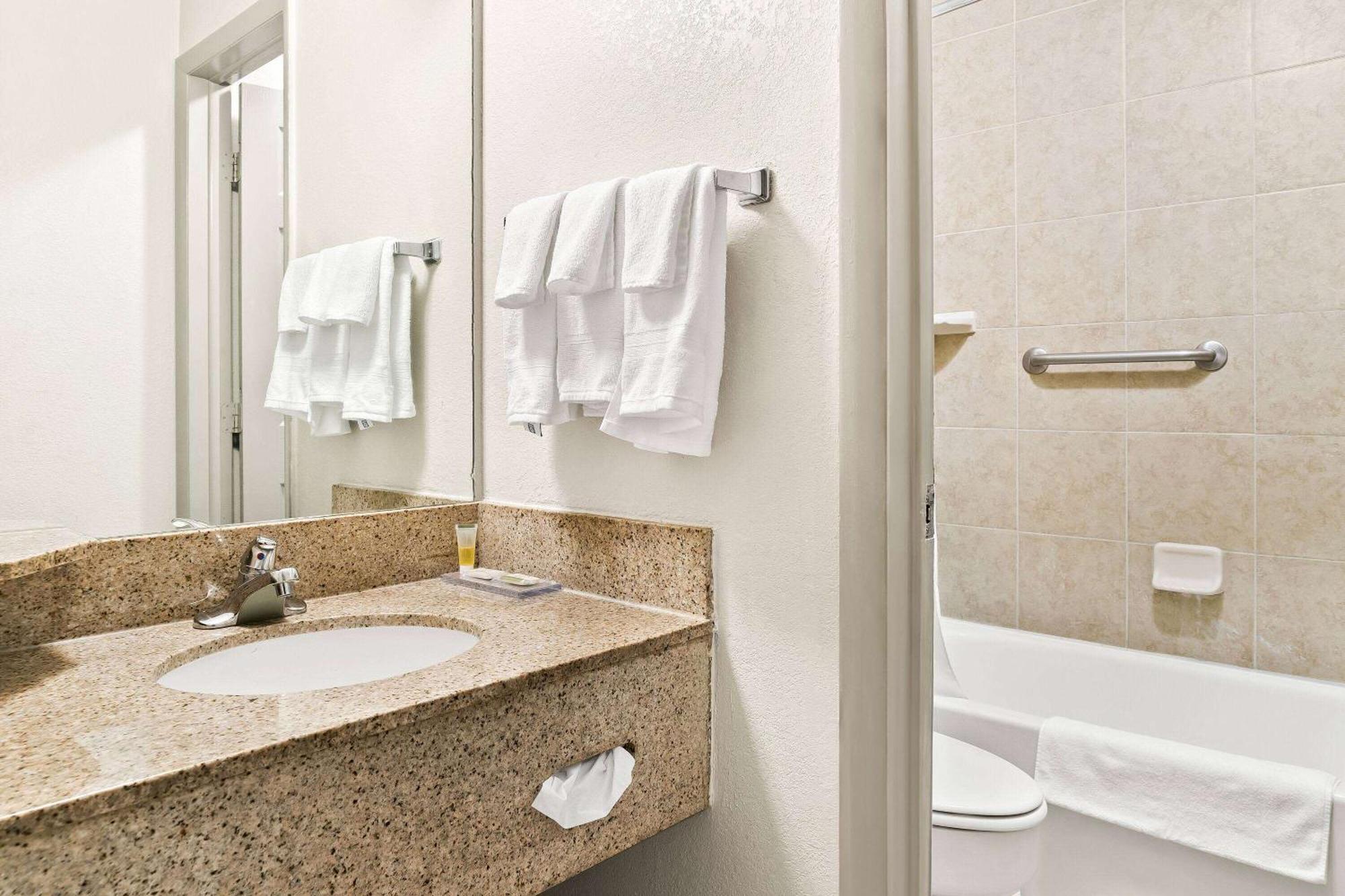 Days Inn & Suites By Wyndham Warren Luaran gambar